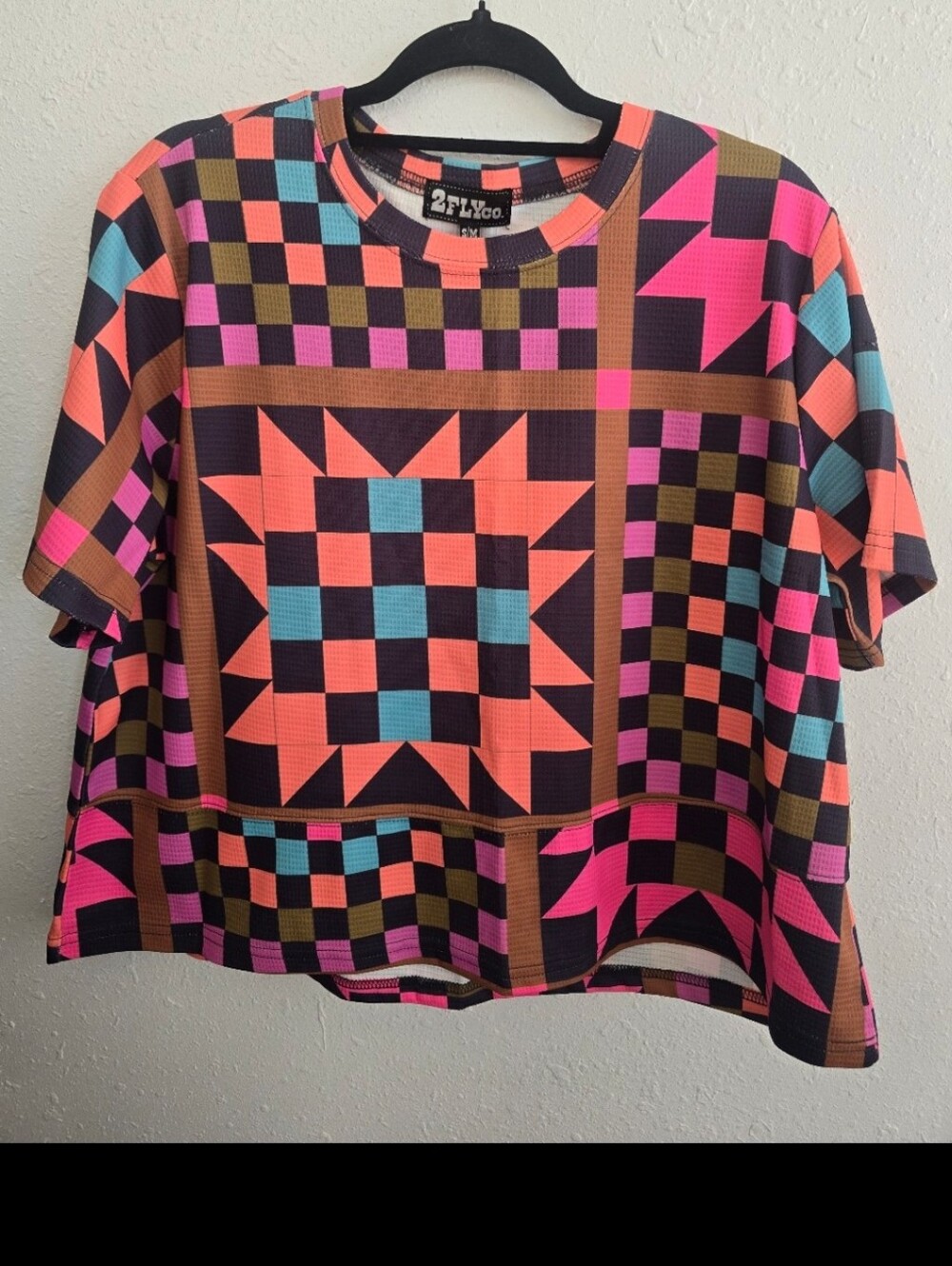 2 Fly Co. NWT SEW IT GOES *RANCH HOUSE QUILT Print Boxy Short Sleeve Top - Picture 8 of 8